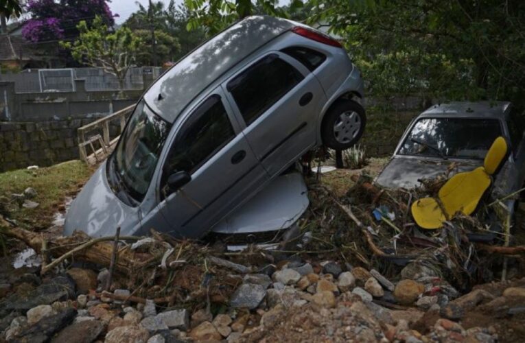 Ascienden a 104 los muertos y a 35 los desaparecidos por inundaciones en Brasil