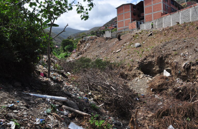 En riesgo 90 familias por falta de limpieza de la Quebrada Curucutí
