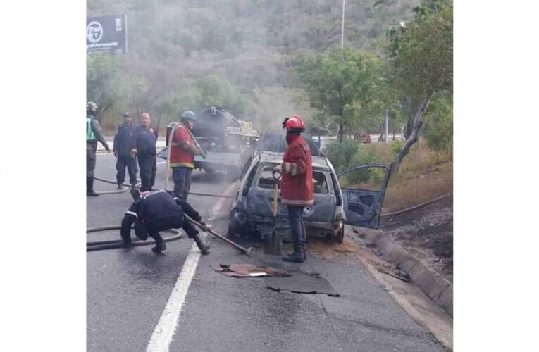 Ford Fiesta se incendió en la autopista Caracas-La Guaira