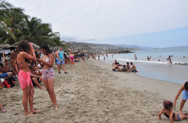 Playeros de La Zorra apoyan con la seguridad de la playa