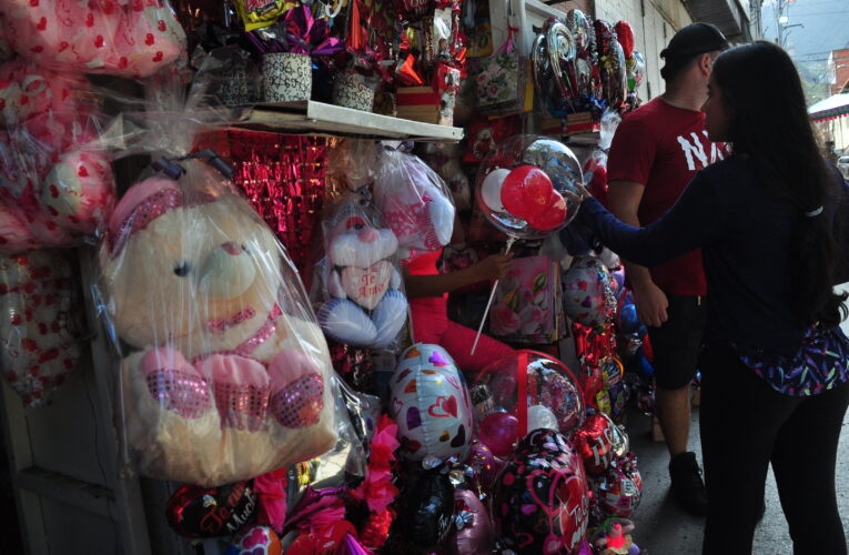 Obsequios de un dólar a $70 ofrecen los comerciantes en el Día de los Enamorados