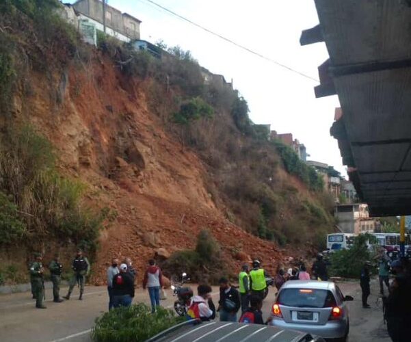 Bloqueado acceso a El Junquito por derrumbe en el kilómetro 5