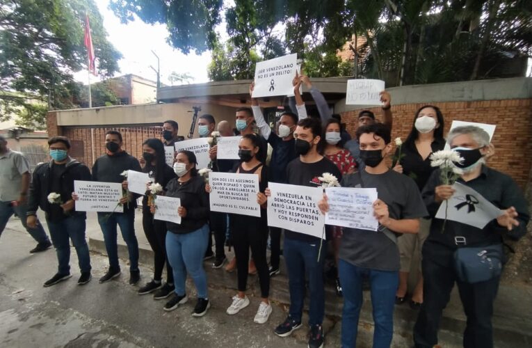Protesta en la embajada de Trinidad