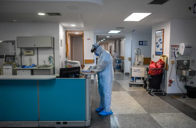 571 trabajadores sanitarios se contagiaron de covid en enero