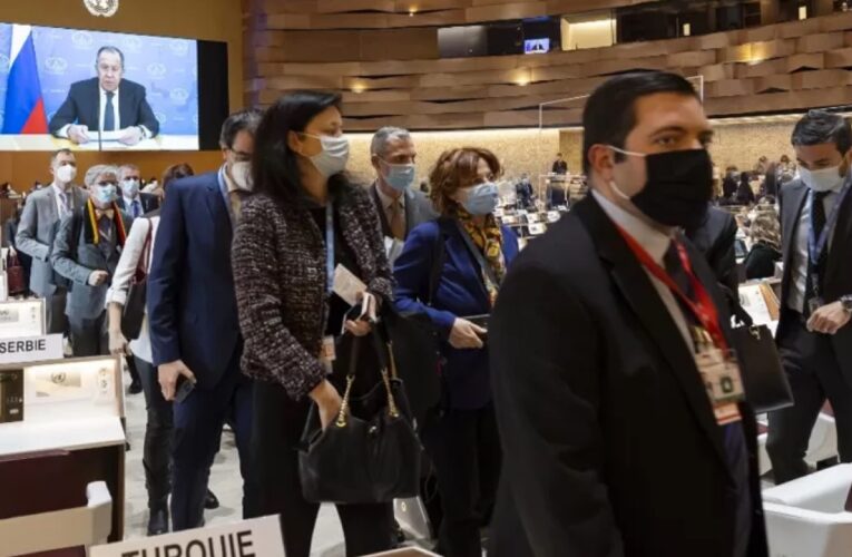 Representantes en la ONU abandonan sala mientras ministro ruso da mensaje