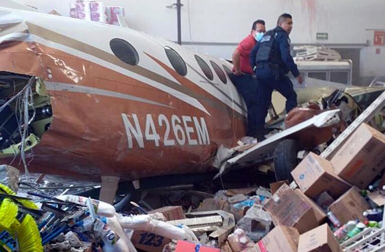Una avioneta se estrelló contra un supermercado en México