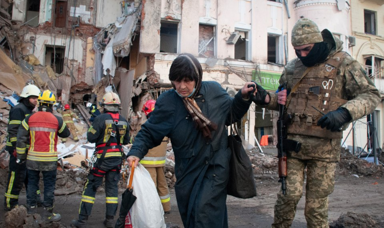 Rescatan a 130 personas con vida de teatro bombardeado en Ucrania