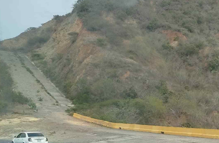Cerro en rampa de frenado en la Caracas-La Guaira la hace insegura