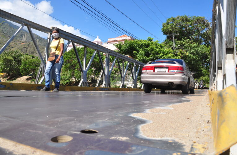 Habitantes de Macuto exigen cambiar puente de hierro de La Guzmania