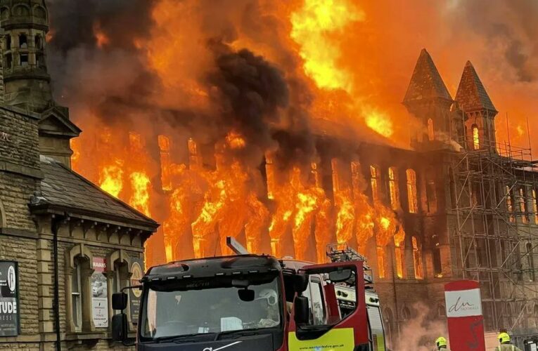 Fuerte incendio devoró edificio Dalton Mills en Inglaterra