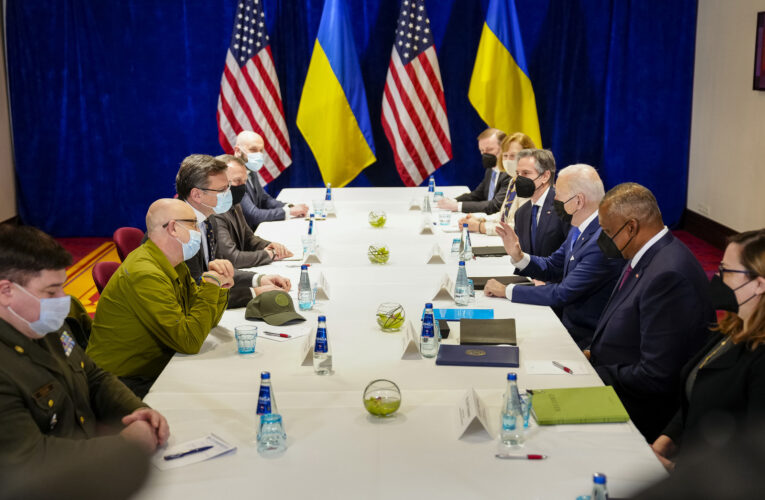 Biden promete incrementar su apoyo a Ucrania