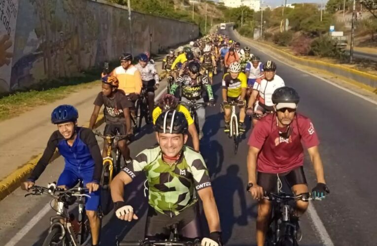 Ciclistas toman las calles de La Guaira para exigir respeto a su vida