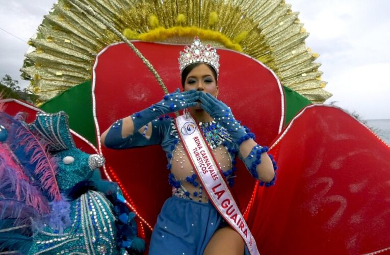 Disfraces y carrozas realzan los Carnavales de La Guaira