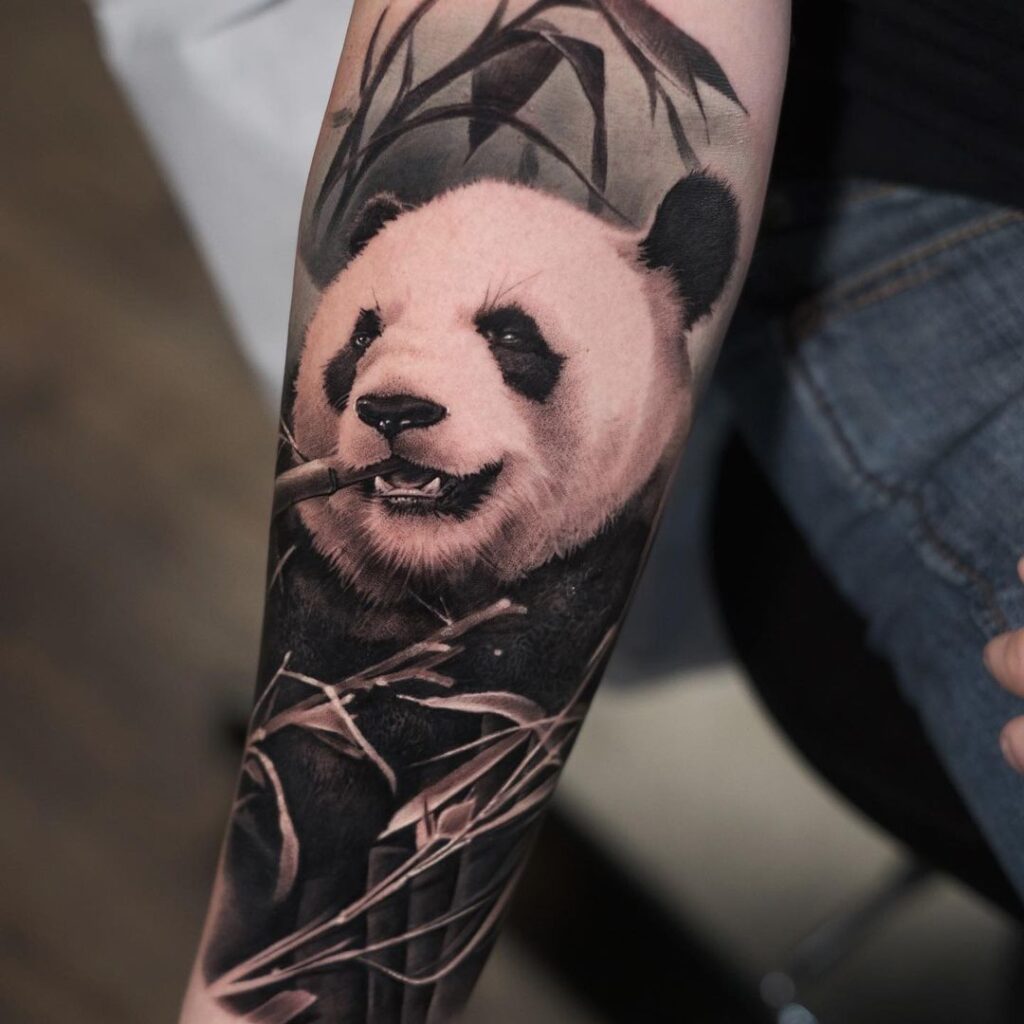 Tatuaje realista de oso panda