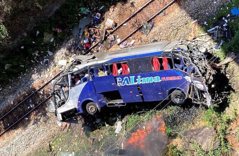 11 muerto y 20 heridos tras caer a precipicio en Brasil