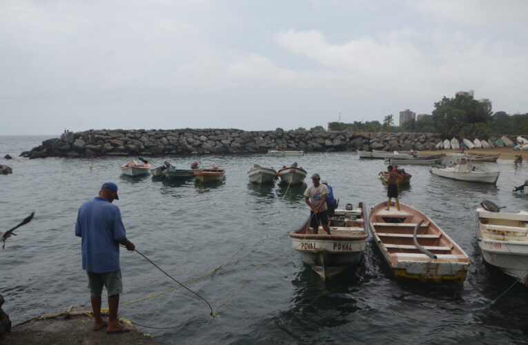 Racionan gasolina a pescadores y los condenan a menores ingresos