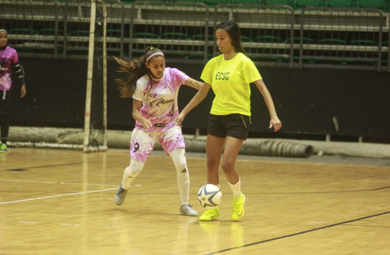 Pumas arrancó positiva en futsal femenino Copa Neft
