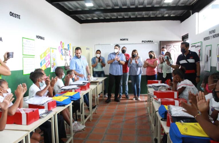 Rehabilitan 2 escuelas y una cancha en Caruao
