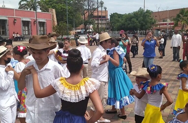Joropazo Estudiantil tomó la plaza Bolívar de Catia La Mar