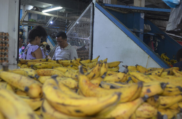 Baja demanda de plátanos y huevos por aumento de precio