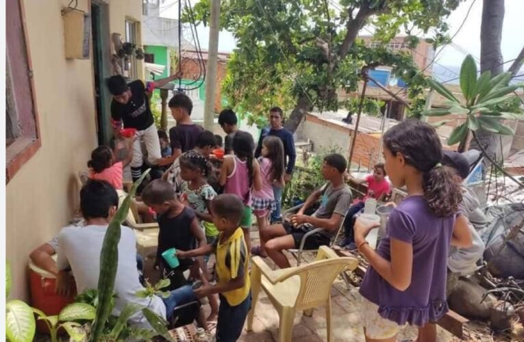 50 niños en Mare Abajo reciben un plato de comida