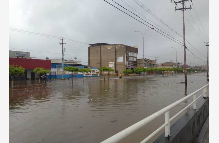 Varios municipios del Zulia amanecieron inundados
