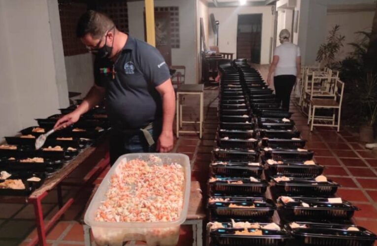 Tony Pereira reparte 50 arepas diarias a los abuelos en la calle