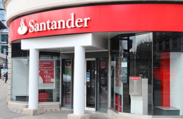Banco Santander bloquea cuentas de venezolanos  por su nacionalidad
