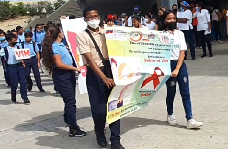 Colegios marchan para incentivar la lucha contra el VIH-SIDA
