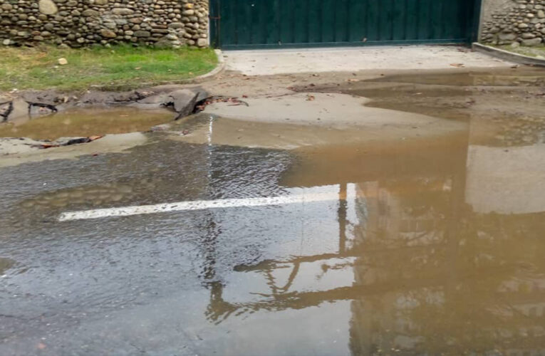 Bote de agua potable inunda calle en Naiguatá