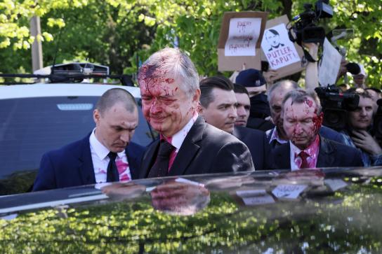 Atacado con pintura roja el embajador ruso en Polonia