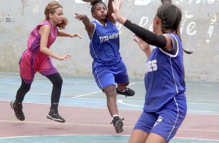 Titanes doblegó a El Teleférico en inicio del baloncesto femenino