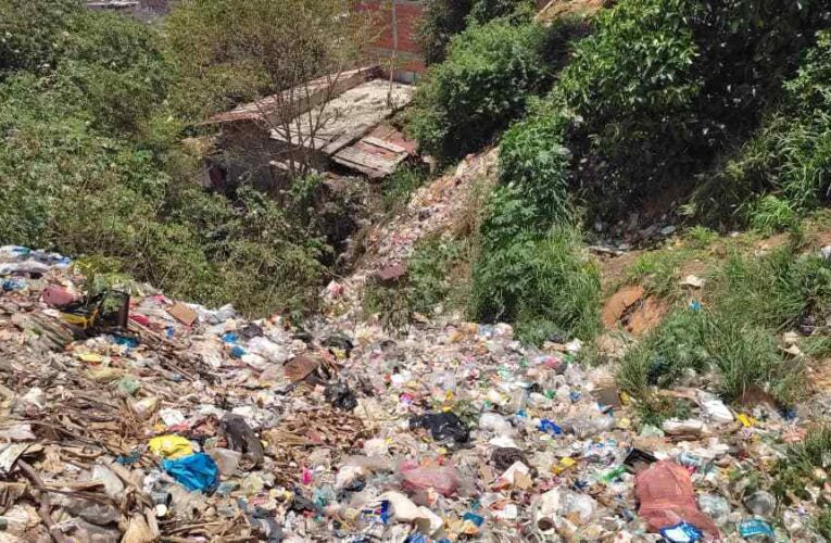 Lluvias colapsaran vías en Pariatapor basura acumulada en los cerros