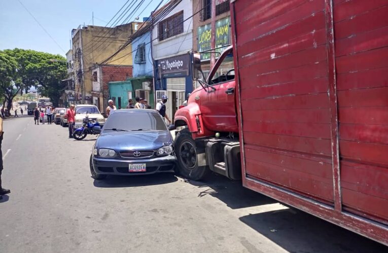 Camión chocó contra Corolla en Los Dos Cerritos