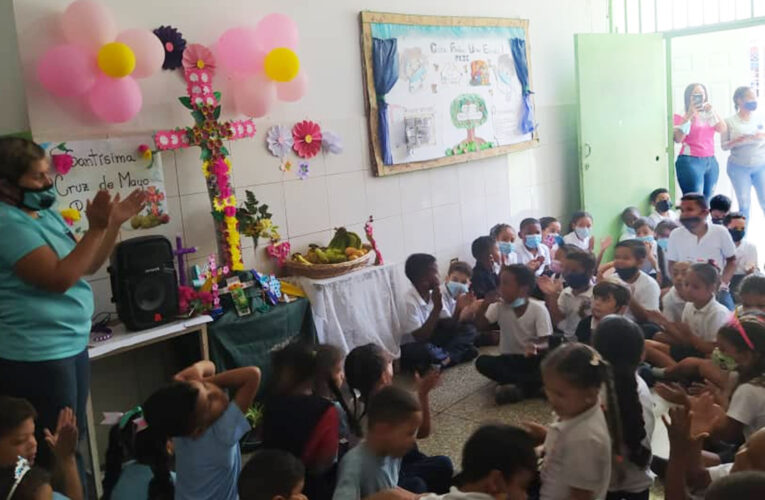 Escuela Carmen Felicia Colón celebró la Cruz de Mayo