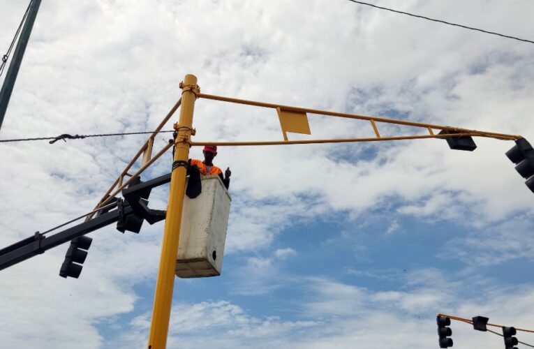 Avanza reparación de semáforos