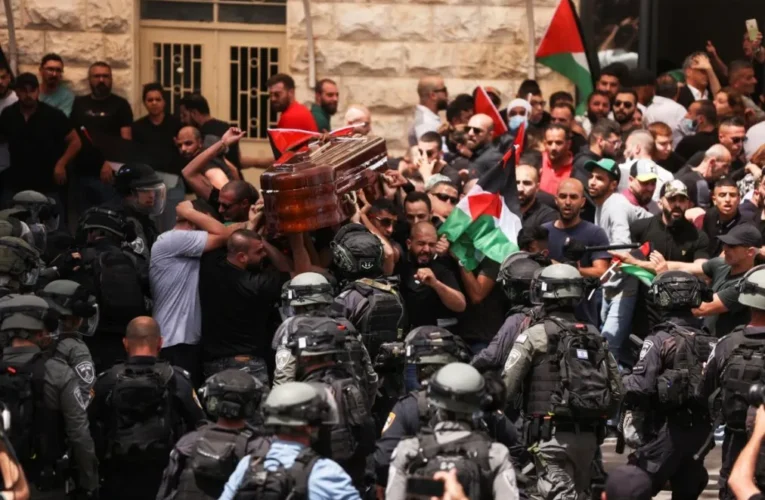 Policía israelí investigará disturbios en funeral de periodista palestina