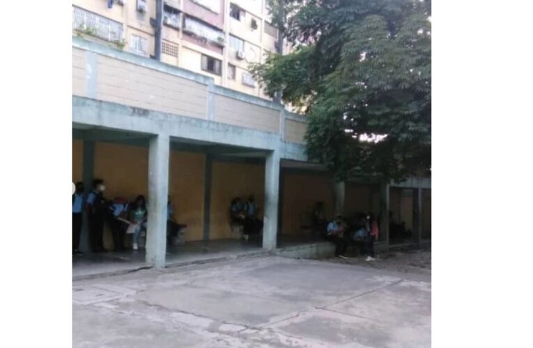 Estudiantes de la Unesr reciben clases en el piso