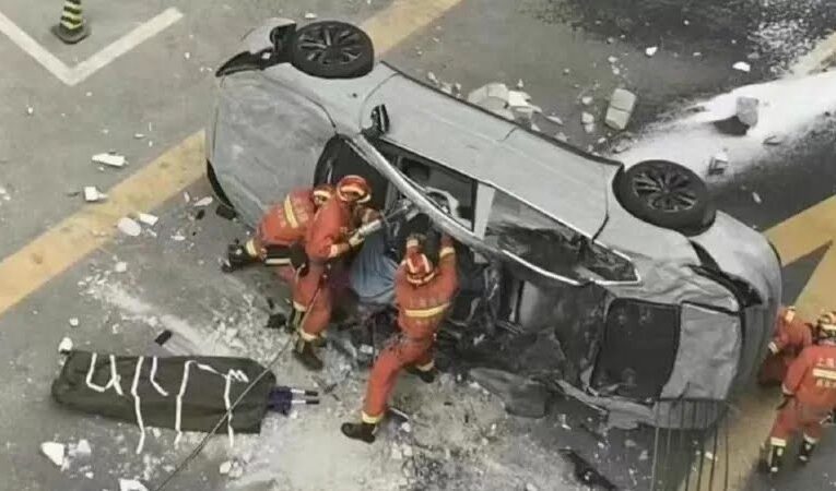 2 muertos por caída de automóvil eléctrico desde 3er piso de edificio en China