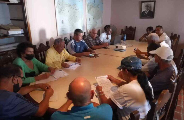 Entregan credenciales a integrantes del CES de AD en La Guaira