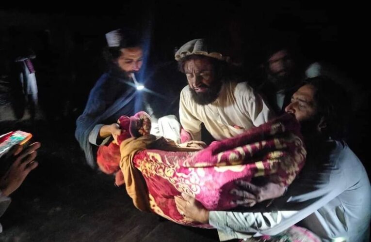 Casi mil muertos por terremoto en Afganistán