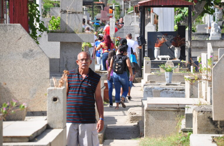 Guaireños visitaron los cementerios el Día del Padre