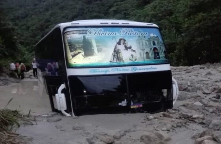Autobús con 53 pasajeros quedó tapiado por deslizamiento de tierra en Táchira