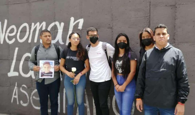 Detienen a 4 jóvenes por hacer graffitis en homenaje a Neomar Lander￼