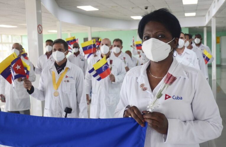 Detienen a 17 médicos cubanos desertores en Venezuela