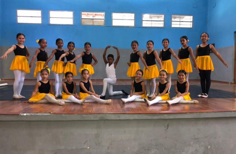 Realizan tercera muestra de ballet clásico en escuela El Salvador