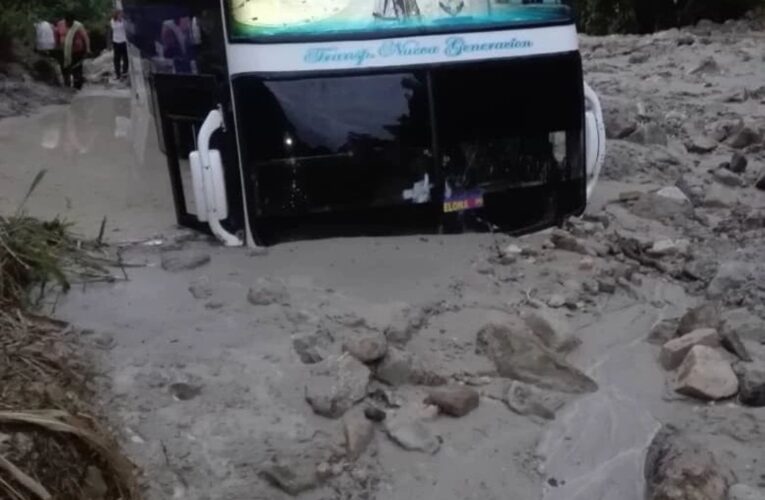 Buscama con 60 pasajeros quedó tapiado en Táchira