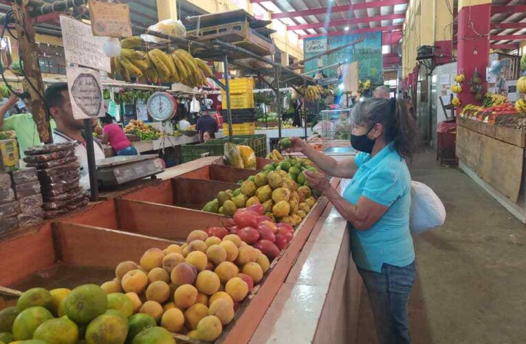 Hasta 60 kilos de frutas se venden en el Municipal de Maiquetía