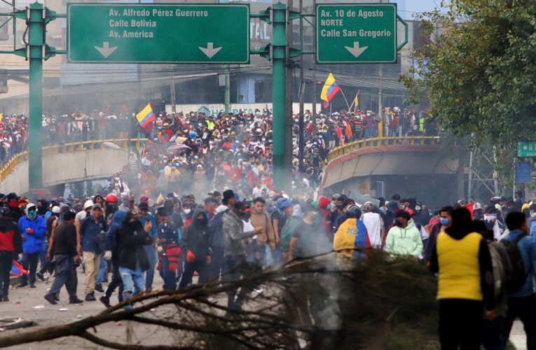 Dos muertos y 18 policías desaparecidos dejan protestas en Ecuador
