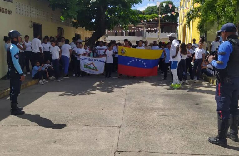 Estudiantes realizan caminata contra el acoso en La Sabana
